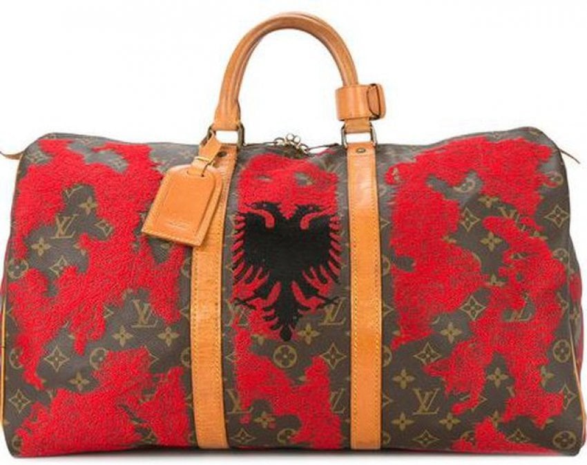 Louis Vuitton” ka nxjerrë në shitje çantën me flamurin shqiptar