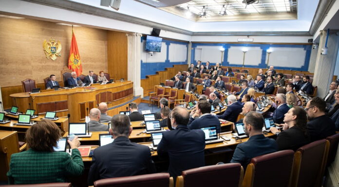 KUVENDI I MALIT TË ZI NUK SHKARKON KRYEPARLAMENTARIN ANDRIJA MANDIQ