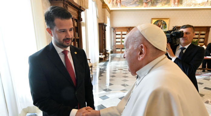 MILLATOVIQ ME PAPËN: PRESIM VIZITËN E TIJ NË MAL TË ZI