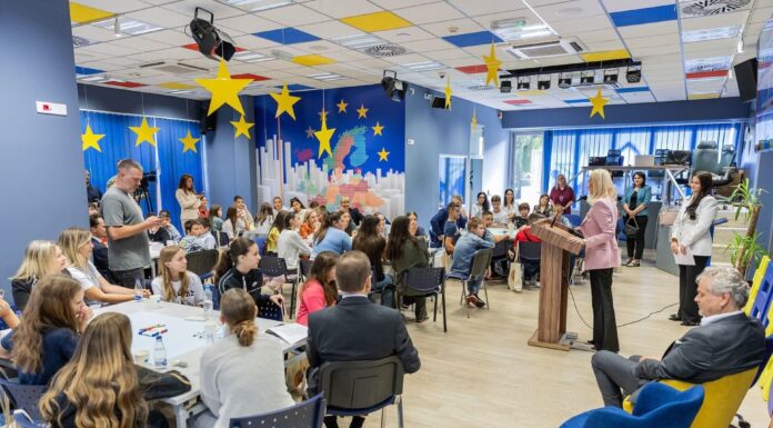 NXËNËSIT E SHKOLLAVE FILLORE TË PODGORICËS SHËNUAN DITËN EVROPIANE TË GJUHËVE