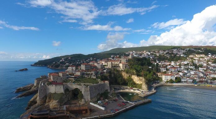 KOALICIONI QEVERISËS I ULQINIT SHQYRTON BLLOKIMIN E RRUGËVE SI SHENJË PARALAJMËRIMI PARA VOTIMIT PËR MARRËVESHJEN ME EBA