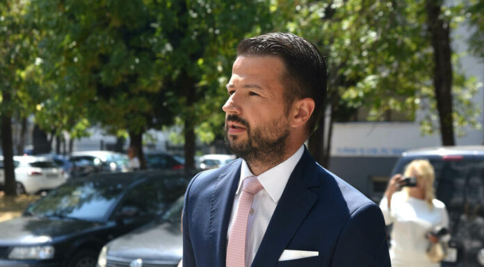 MILLATOVIQ DENONCON KËRCËNIMET GJATË DETYRËS PRESIDENCIALE DHE KTHEN LIGJIN PËR TATIMIN MBI PASURITË E PALUAJTSHME, DUKE E QUAJTUR ANTIKUSHTETUES