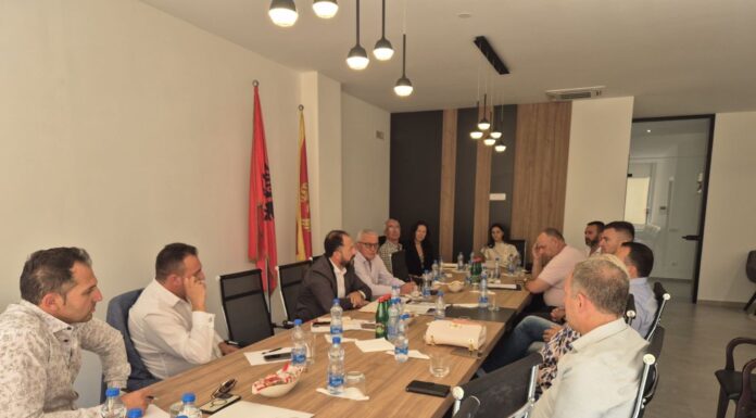 KKSH: TAKIM ME DREJTORËT E SHKOLLAVE NË GJUHËN SHQIPE