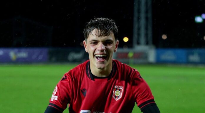 FK DEÇIQ FITON NË SEKONDAT E FUNDIT DHE NGJITET NË KRYE TË TABELËS