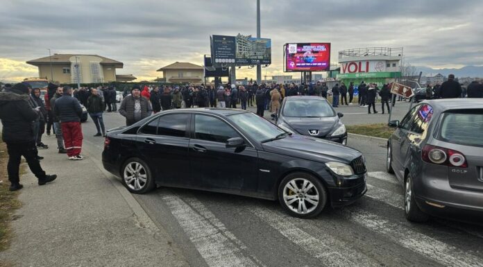 BANORËT E ZETËS BLLOKOJNË RRUGËN DREJT AEROPORTIT TË PODGORICËS PËR TË PROTESTUAR NDAJ PROJEKTIT NË BOTUN