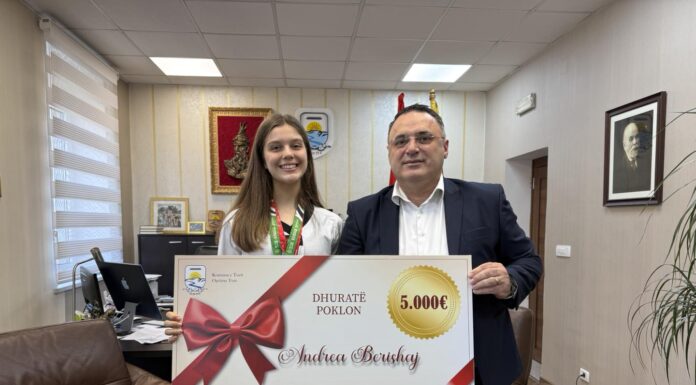 KRYETARI I KOMUNËS SË TUZIT NDERON SPORTISTEN ANDREA BERISHAJ PËR SUKSESET NDËRKOMBËTARE NË TAEKWONDO