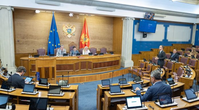 DEBAT NË KUVEND PËR INTEGRIMET EVROPIANE: PËRPLASJE MES OPOZITËS DHE QEVERISË NË MAL TË ZI