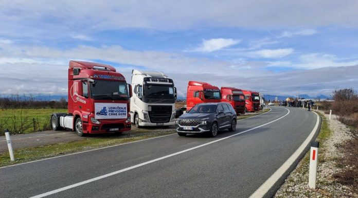 TRANSPORTUESIT NË PROTESTË: MULLESHKOVIQ KËRKON DIALOG, BLLOKADAT DËMTOJNË EKONOMINË