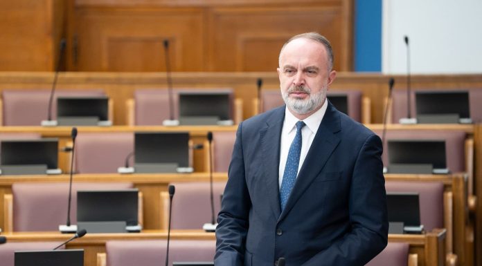 GJELOSHAJ: NDALIMI I CIGAREVE NË ZONËN E LIRË TË PORTIT TË TIVARIT ËSHTË MASË E PËRKOHSHME KUNDËR KONTRABANDËS