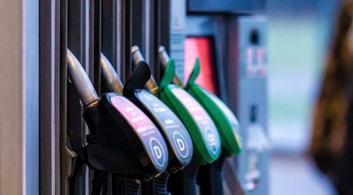 NË MAL TË ZI NDRYSHOJNË ÇMIMET E DERIVATEVE TË NAFTËS: DIZELI MË LIRË, BENZINA MË SHTRENJTË
