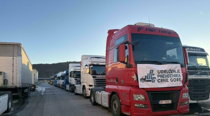 TRANSPORTUESIT PARALAJMËROJNË BLLOKIM TË PUNËS PËR SHKAK TË PROBLEMEVE NË KUFIJ