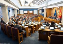 DEPUTETËT NË KUVENDIN E MALIT TË ZI DEBATOJNË PËR RIORGANIZIMIN E QEVERISË