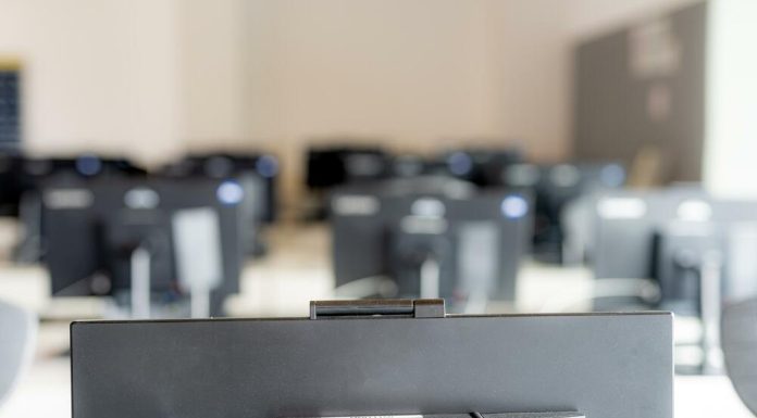 MINISTRIA: 2,4 MILIONË EURO PËR PAJISJE KOMPJUTERIKE NË SHKOLLAT E MALIT TË ZI