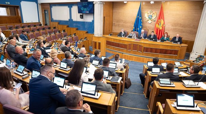PARLAMENTI DO TË SHQYRTOJË MË 2 SHTATOR NDRYSHIMIN E KUSHTETUTËS