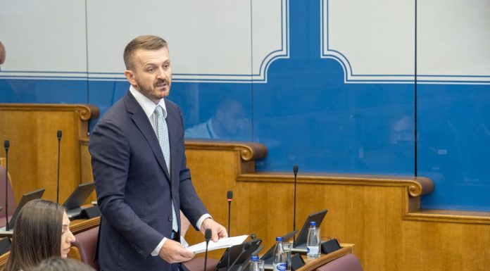 DUKAJ: KANDIDATËT PËR ADMINISTRATËN PUBLIKE DO TË KENË GJASHTË MUAJ PËR TË DHËNË PROVIMIN PROFESIONAL