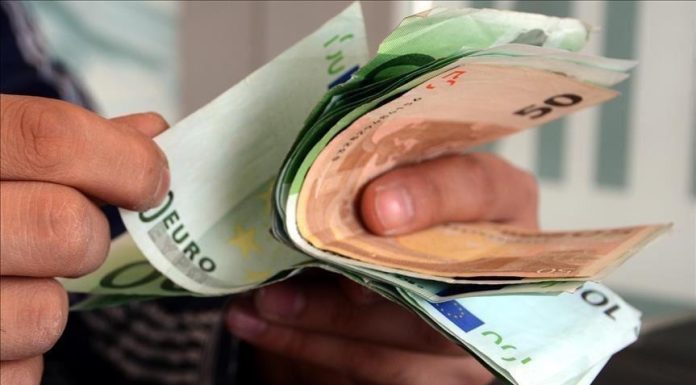 FILLON PAGESA E PENSIONEVE, MESATARJA 561 EURO