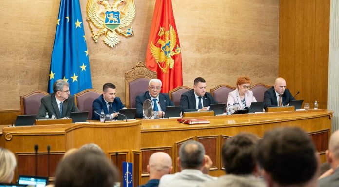 PUSHTETI DHE OPOZITA DISKUTOJNË NDRYSHIMET KUSHTETUESE NË DELEGACIONIN E BE-së