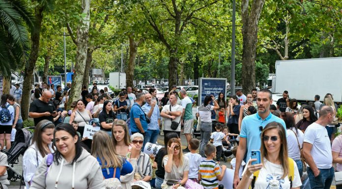PRINDËRIT PROTESTOJNË KUNDËR VAKSINIMIT SI KUSHT PËR KOPSHTET, PARALAJMËROJNË EDHE BLLOKIME