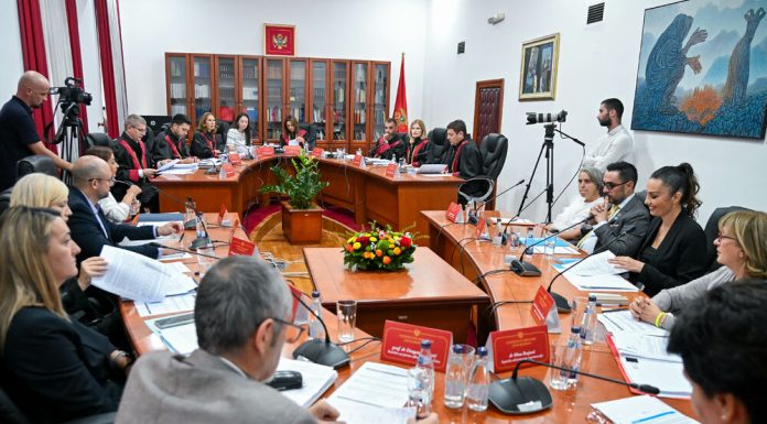 GJYKATA KUSHTETUESE SHQYRTON MASËN PËR VAKSINIMIN E FËMIJËVE